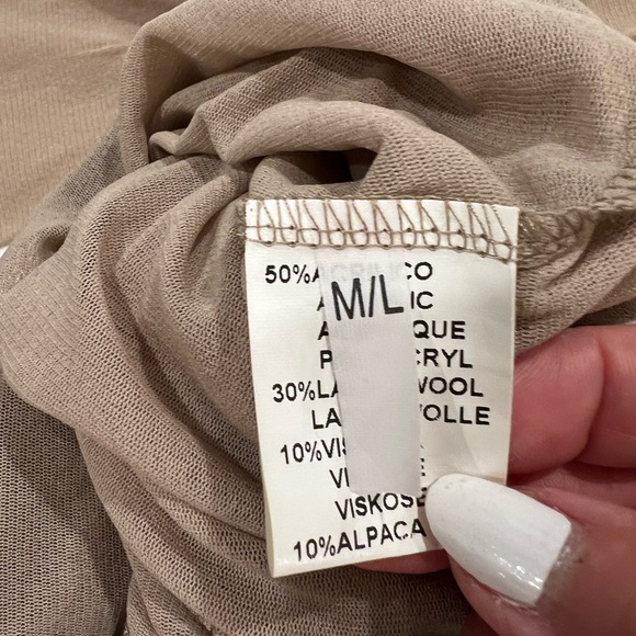 Italian made lacy turtle neck top. - Picture 6 of 7